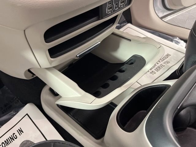 Used 2024 Chrysler Pacifica Touring-L FWD image 28