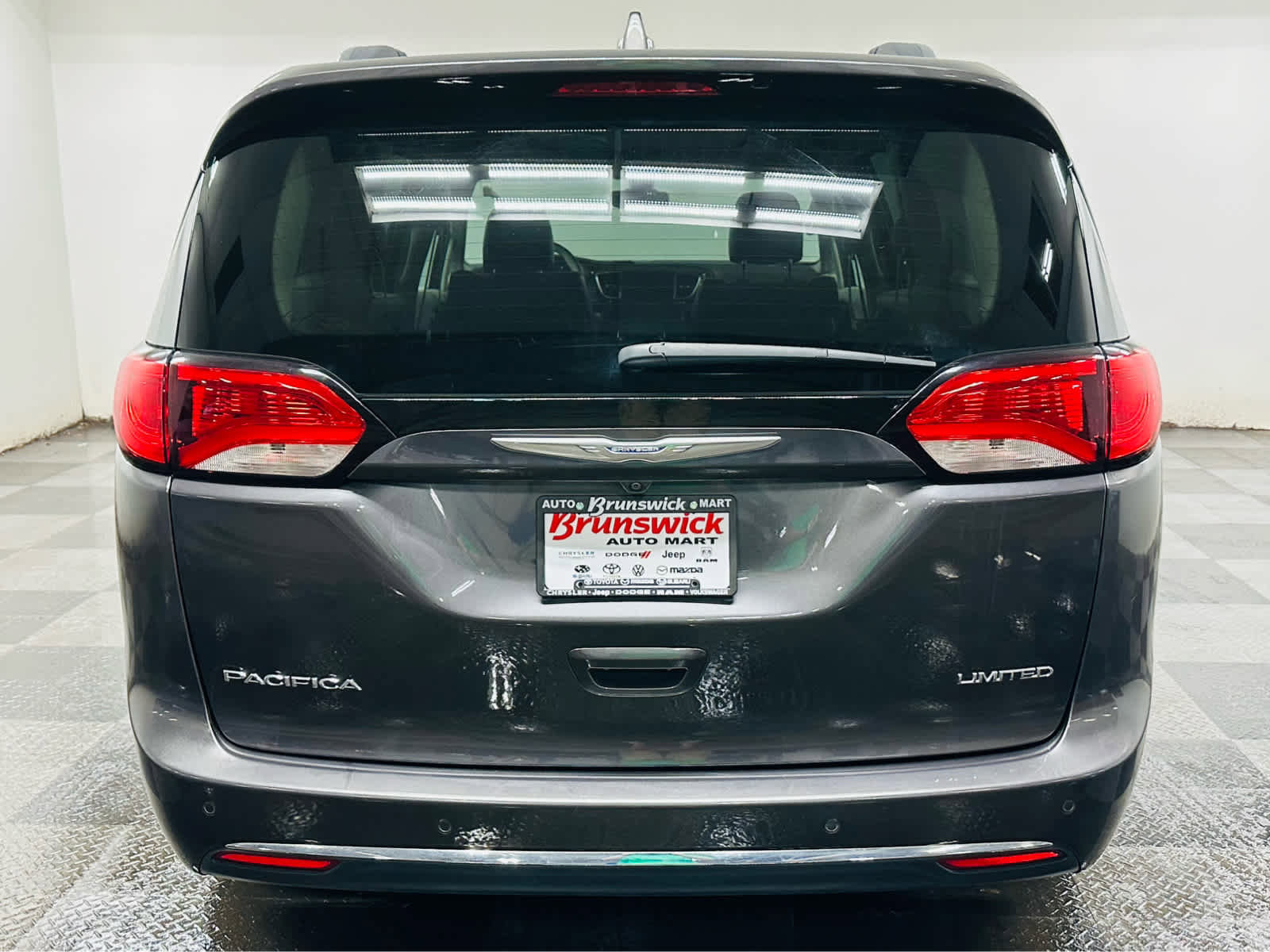 Used 2017 Chrysler Pacifica Limited w/ UConnect Theater Package image 5
