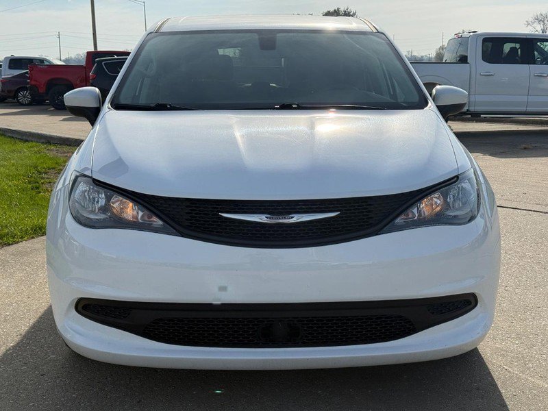 Used 2022 Chrysler Voyager LX image 9