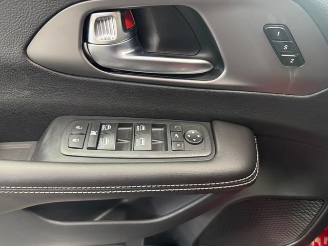 Used 2027 Chrysler Pacifica Limited FWD image 30
