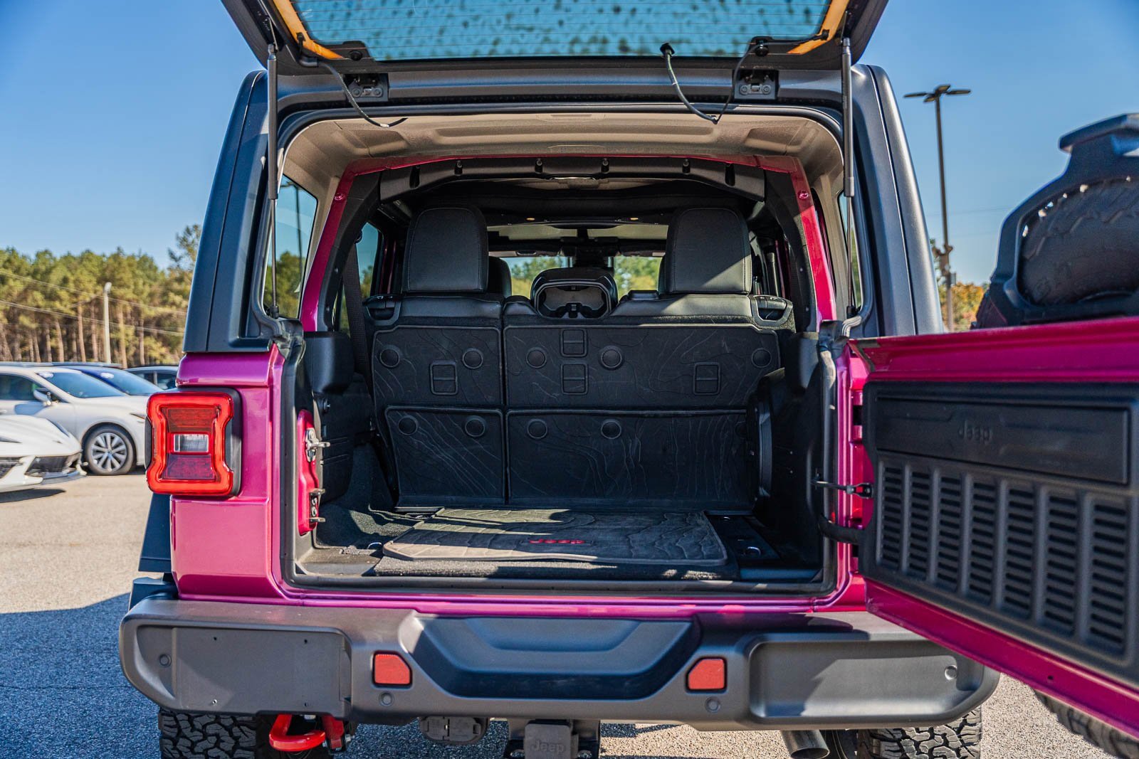 Used 2024 Jeep Wrangler Unlimited Rubicon w/ Technology Group image 17