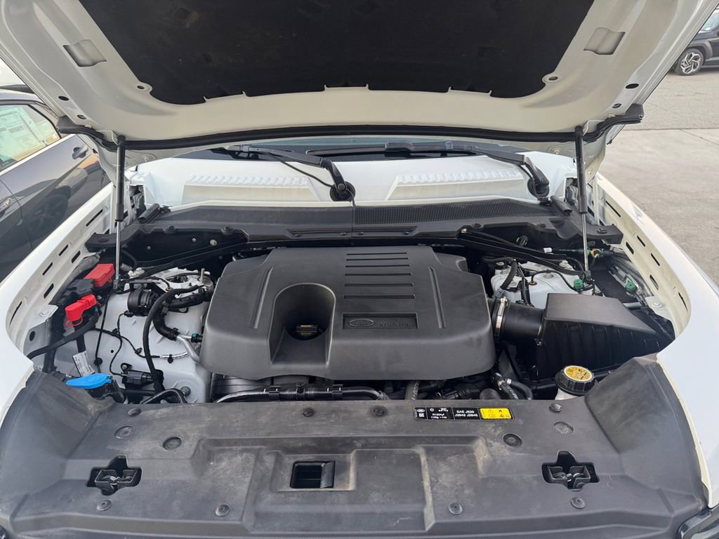 Used 2024 Land Rover Defender 130 X-Dynamic SE image 31