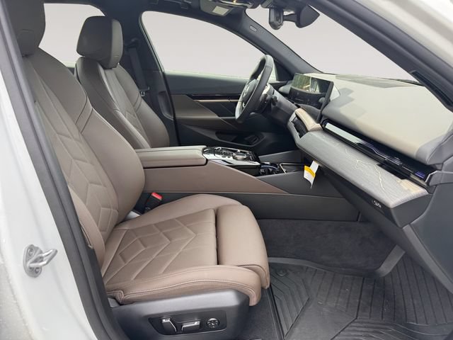 Used 2026 BMW 530i xDrive AWD/4WD image 15