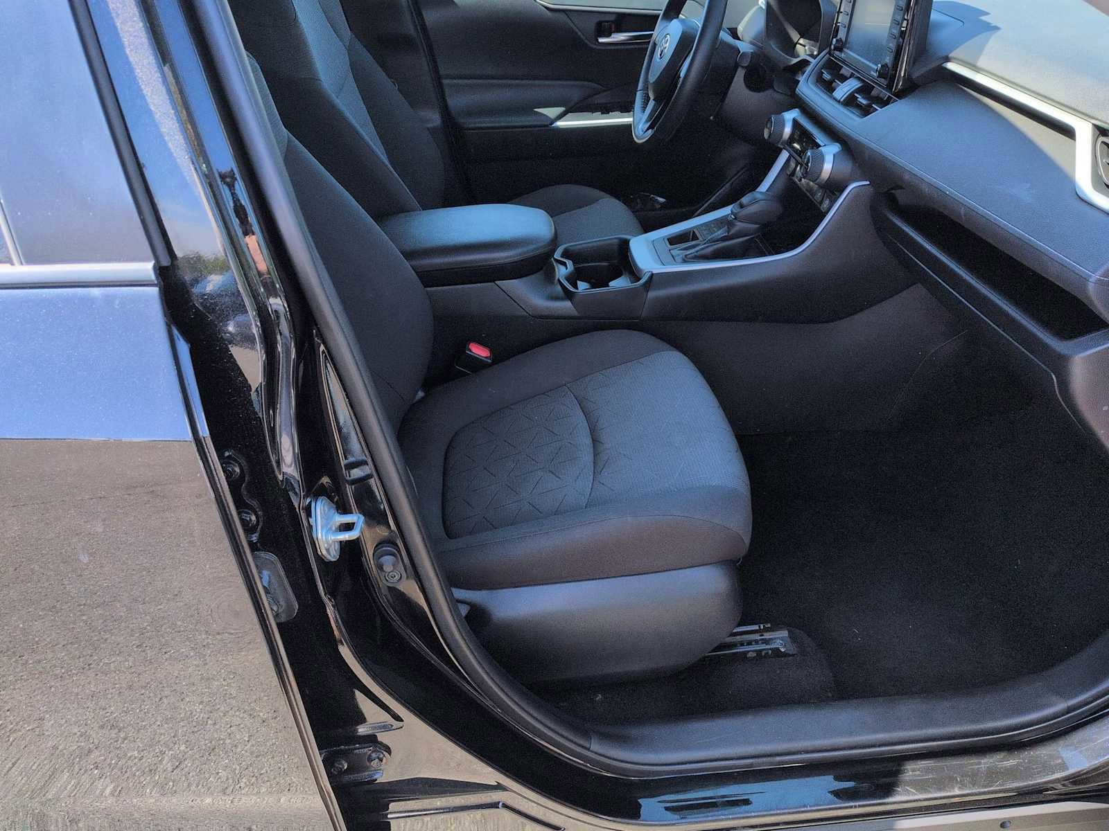 Used 2020 Toyota RAV4 XLE w/ Convenience Package image 24