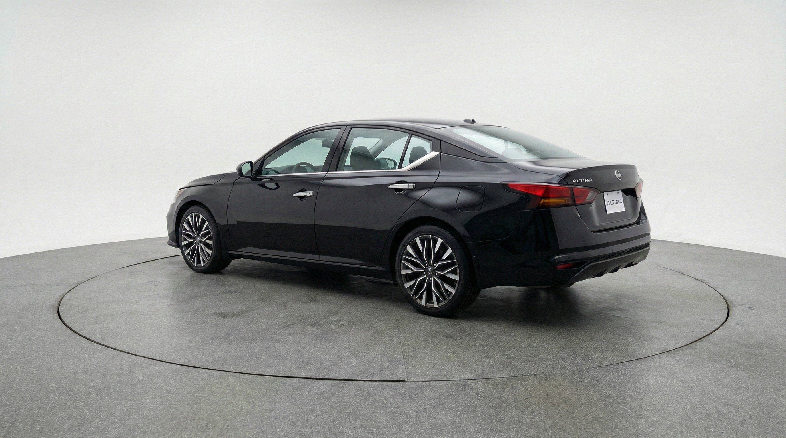 Used 2025 Nissan Altima 2.5 SV image 6