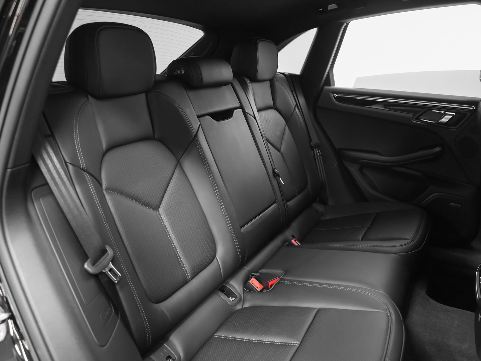 Certified 2025 Porsche Macan AWD/4WD image 23