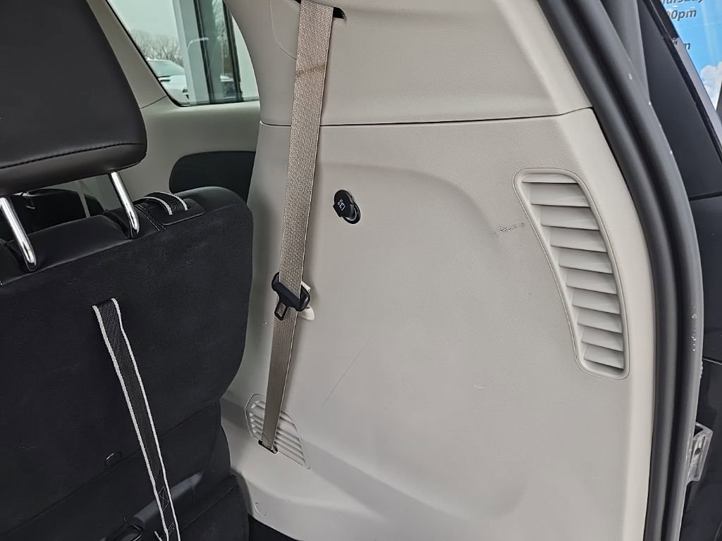 Used 2024 Chrysler Pacifica Touring-L image 92