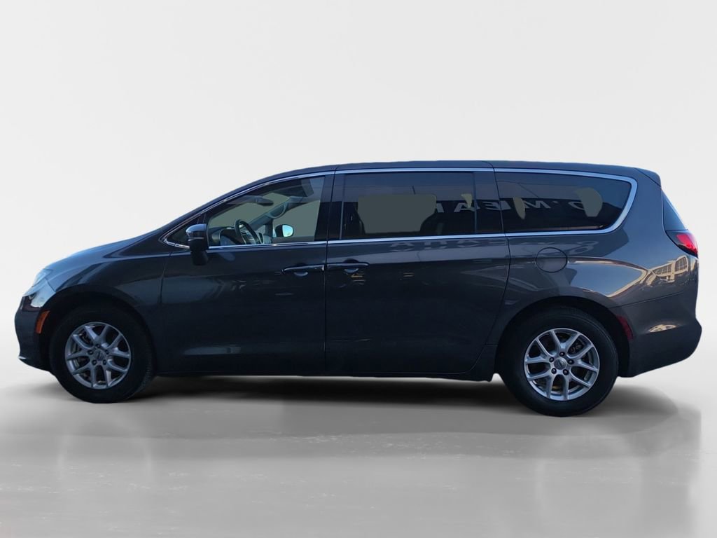 Used 2023 Chrysler Pacifica Touring-L image 2