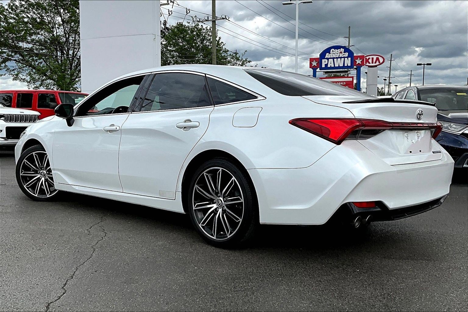 Used 2019 Toyota Avalon Touring image 3