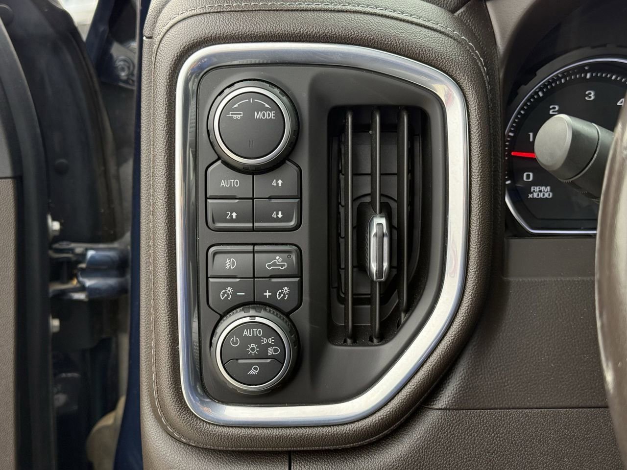 Used 2021 Chevrolet Silverado 2500 LTZ AWD/4WD image 21