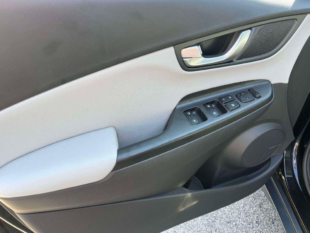 Used 2022 Hyundai Kona Limited AWD/4WD image 13