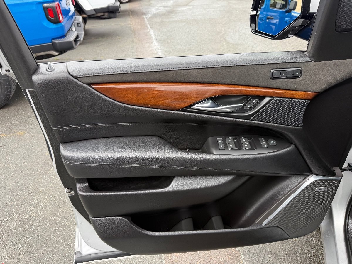 Used 2019 Cadillac Escalade ESV Premium Luxury AWD/4WD image 11
