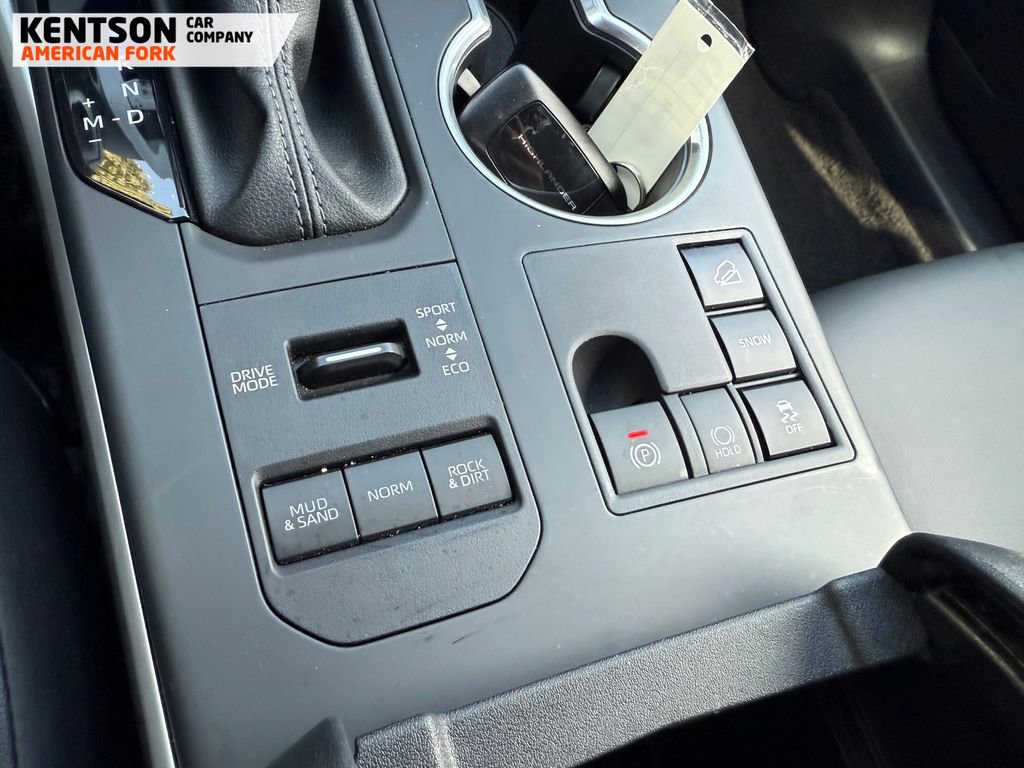 Used 2025 Toyota Highlander XLE image 28