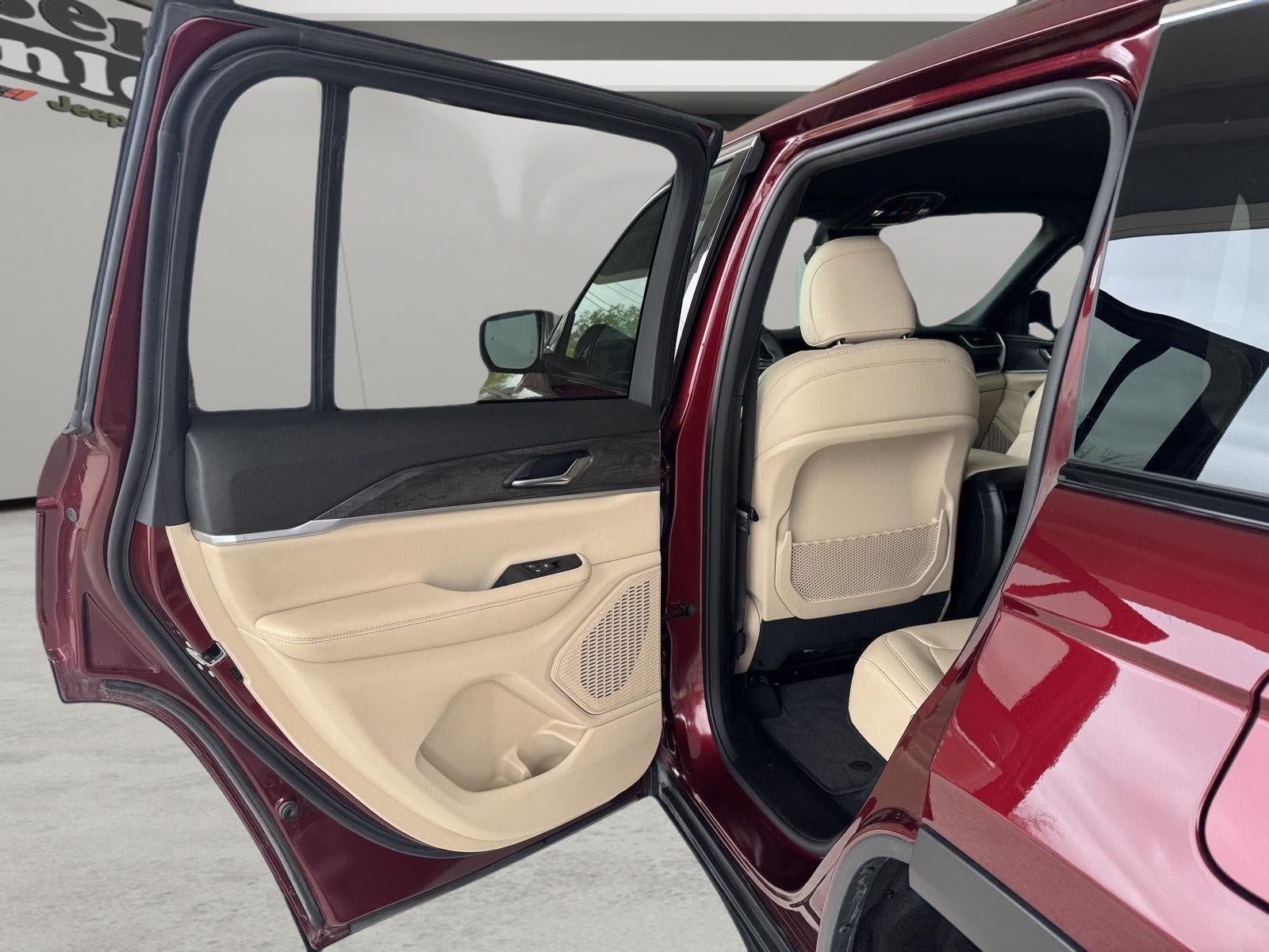 Used 2025 Jeep Grand Cherokee Limited AWD/4WD image 35