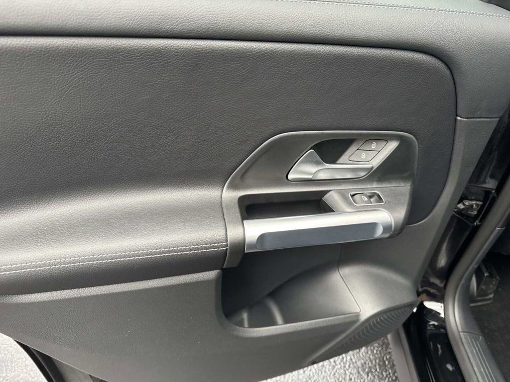 Used 2025 Mercedes-Benz GLB 250 4MATIC image 11