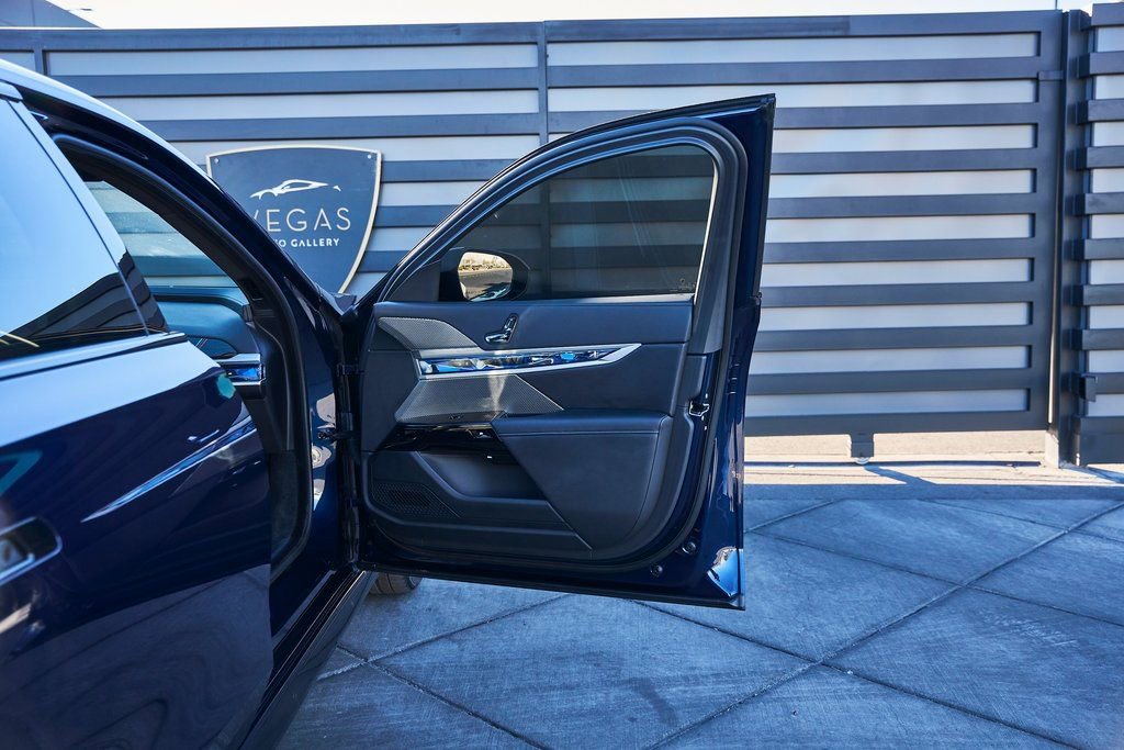 Used 2025 BMW 760i xDrive w/ Executive Package image 17