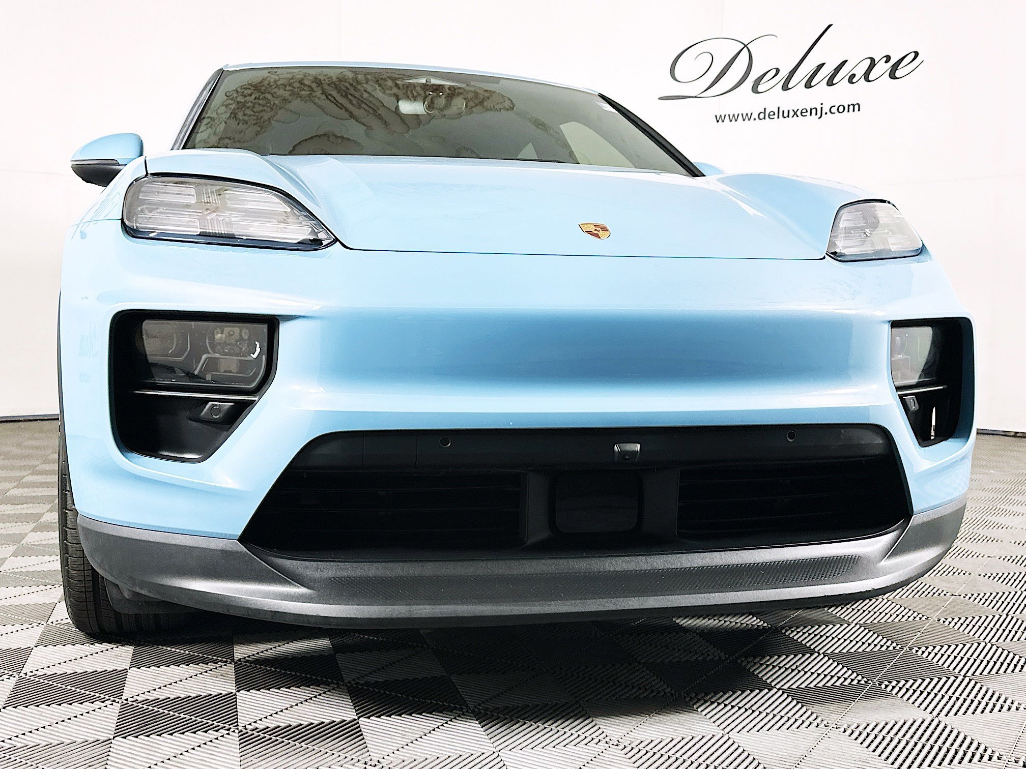 Used 2024 Porsche Macan 4 Electric w/ Premium Package AWD/4WD image 32