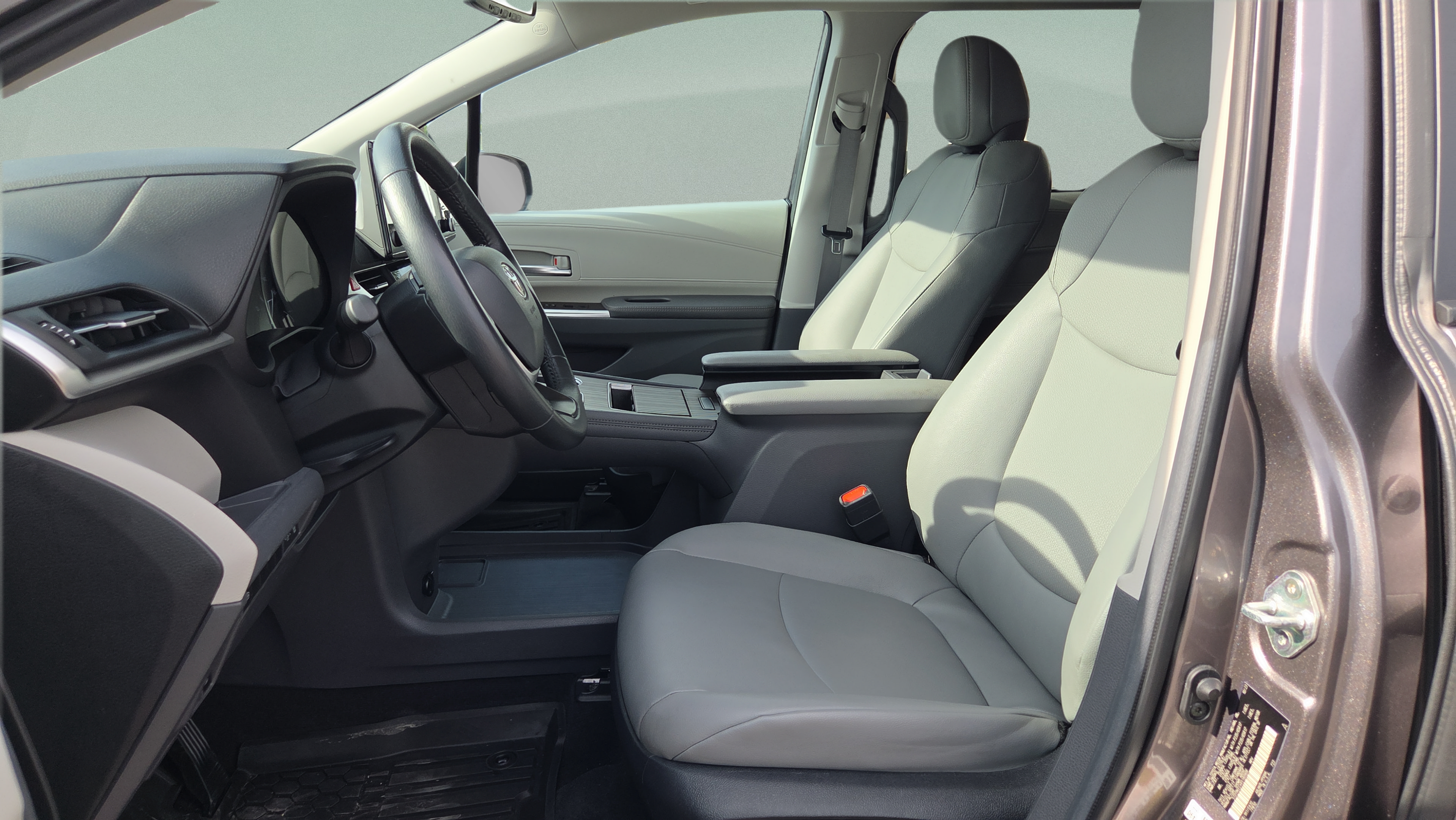 Certified 2024 Toyota Sienna XLE FWD image 12