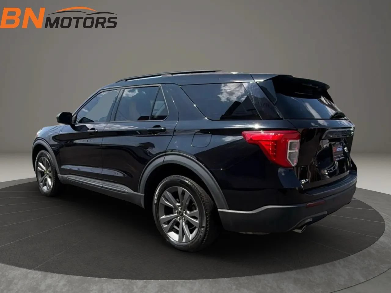 Used 2021 Ford Explorer XLT w/ Equipment Group 202A AWD/4WD image 7
