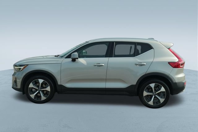 Used 2025 Volvo XC40 B5 Plus AWD/4WD image 4