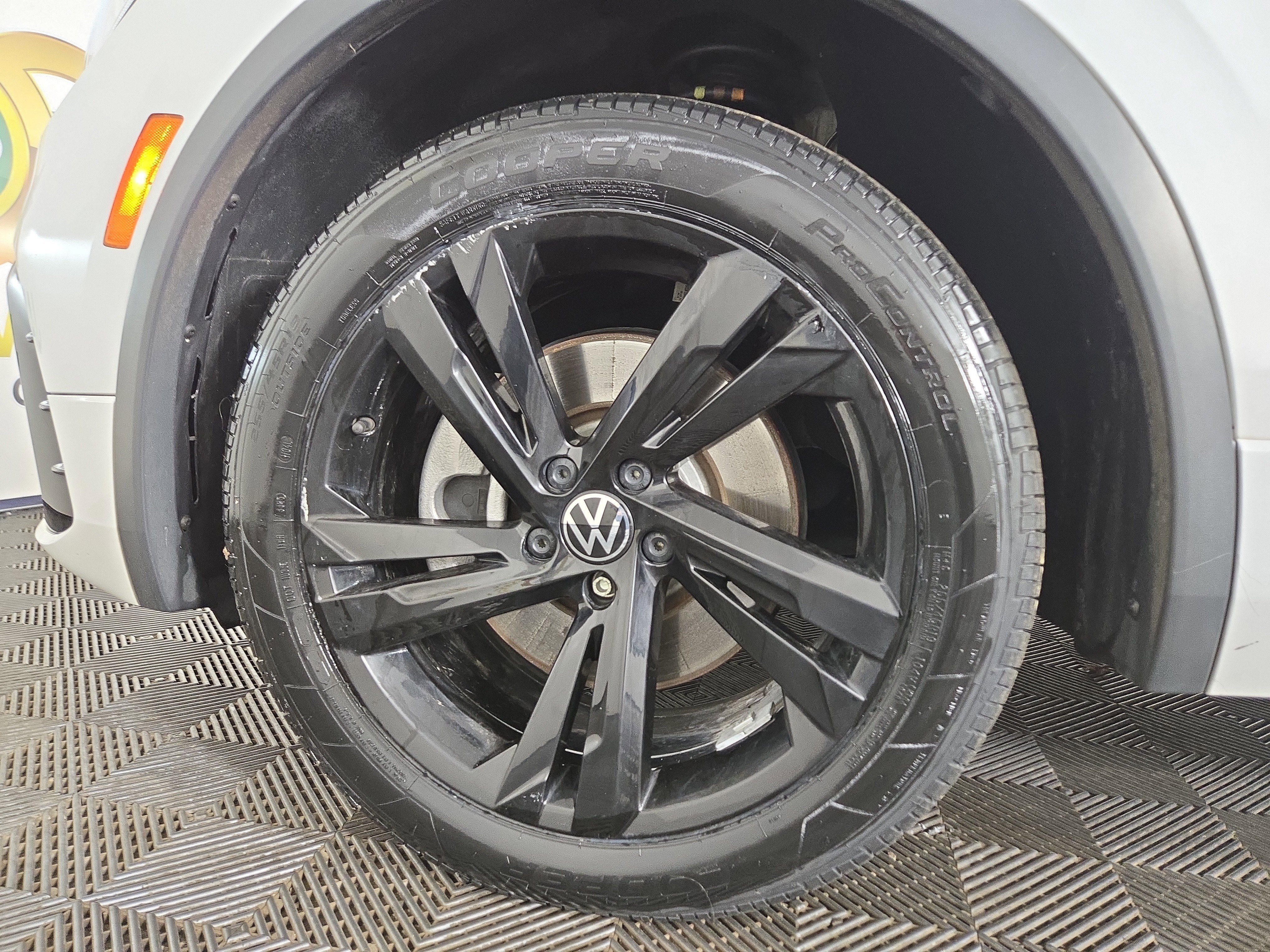 Used 2023 Volkswagen Tiguan SE R-Line image 34