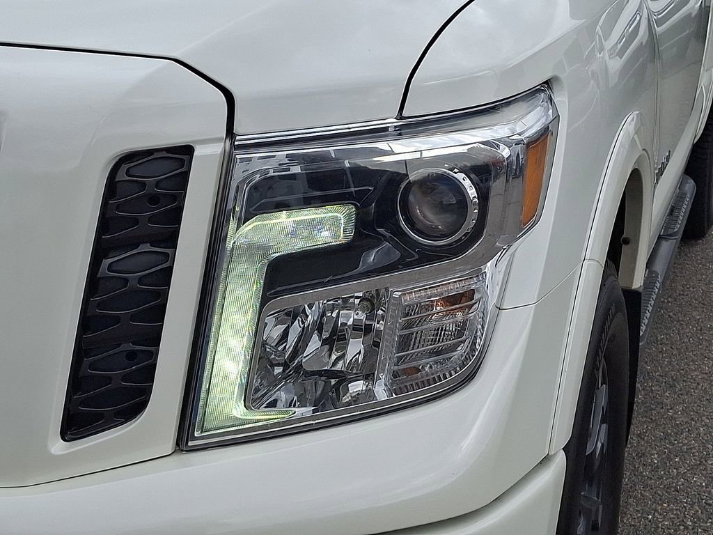 Used 2019 Nissan Titan PRO-4X w/ Pro-4x Convenience Package AWD/4WD image 9