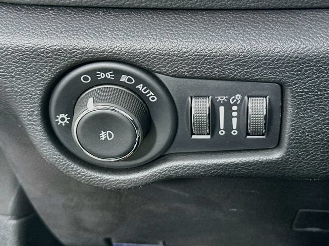 Used 2025 Chrysler Pacifica Premium FWD image 24