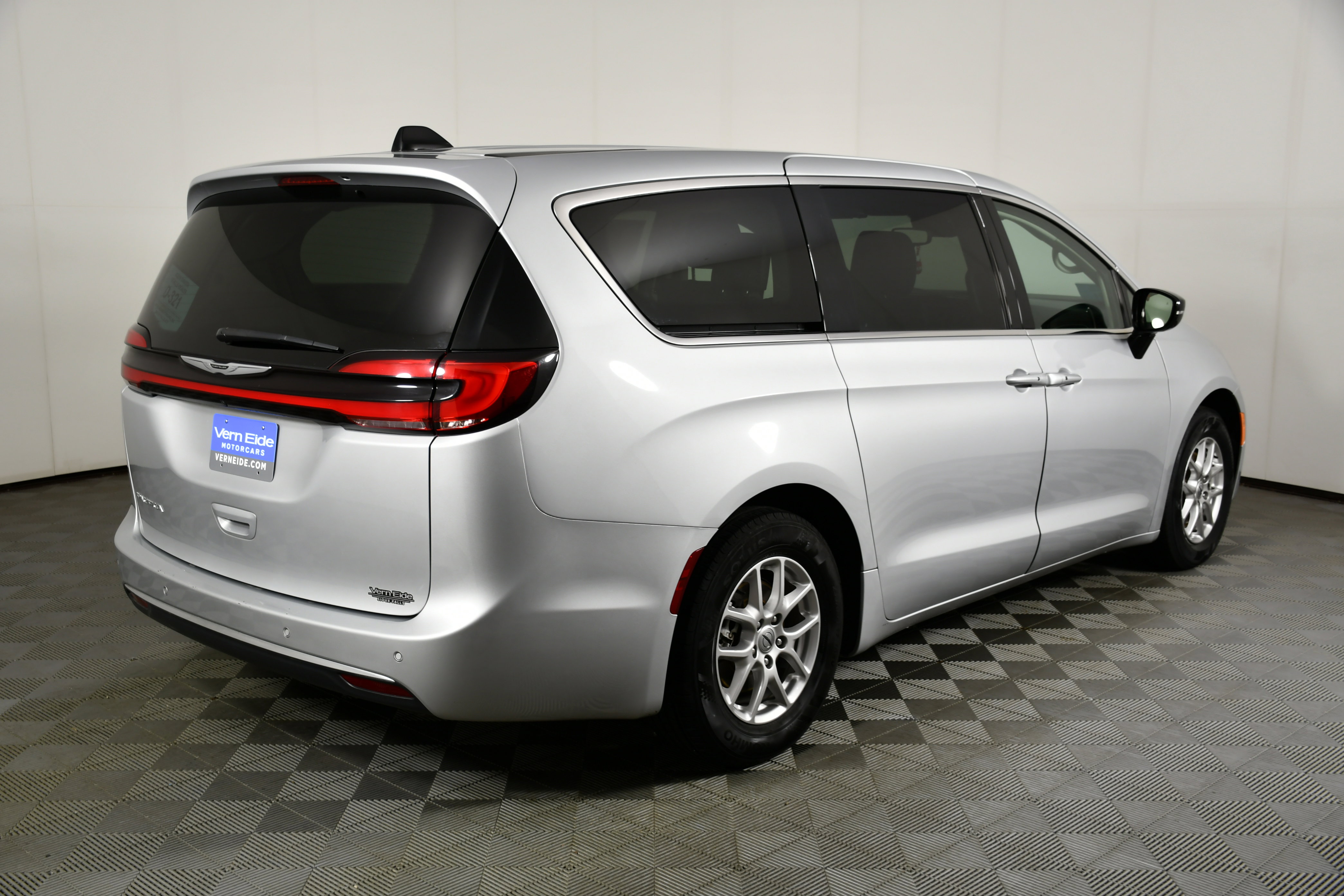 Used 2024 Chrysler Pacifica Touring-L image 6