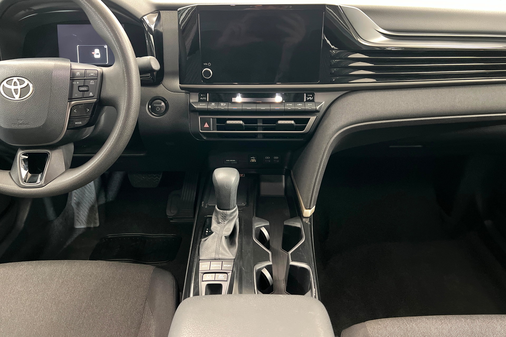 Used 2025 Toyota Camry LE FWD image 14