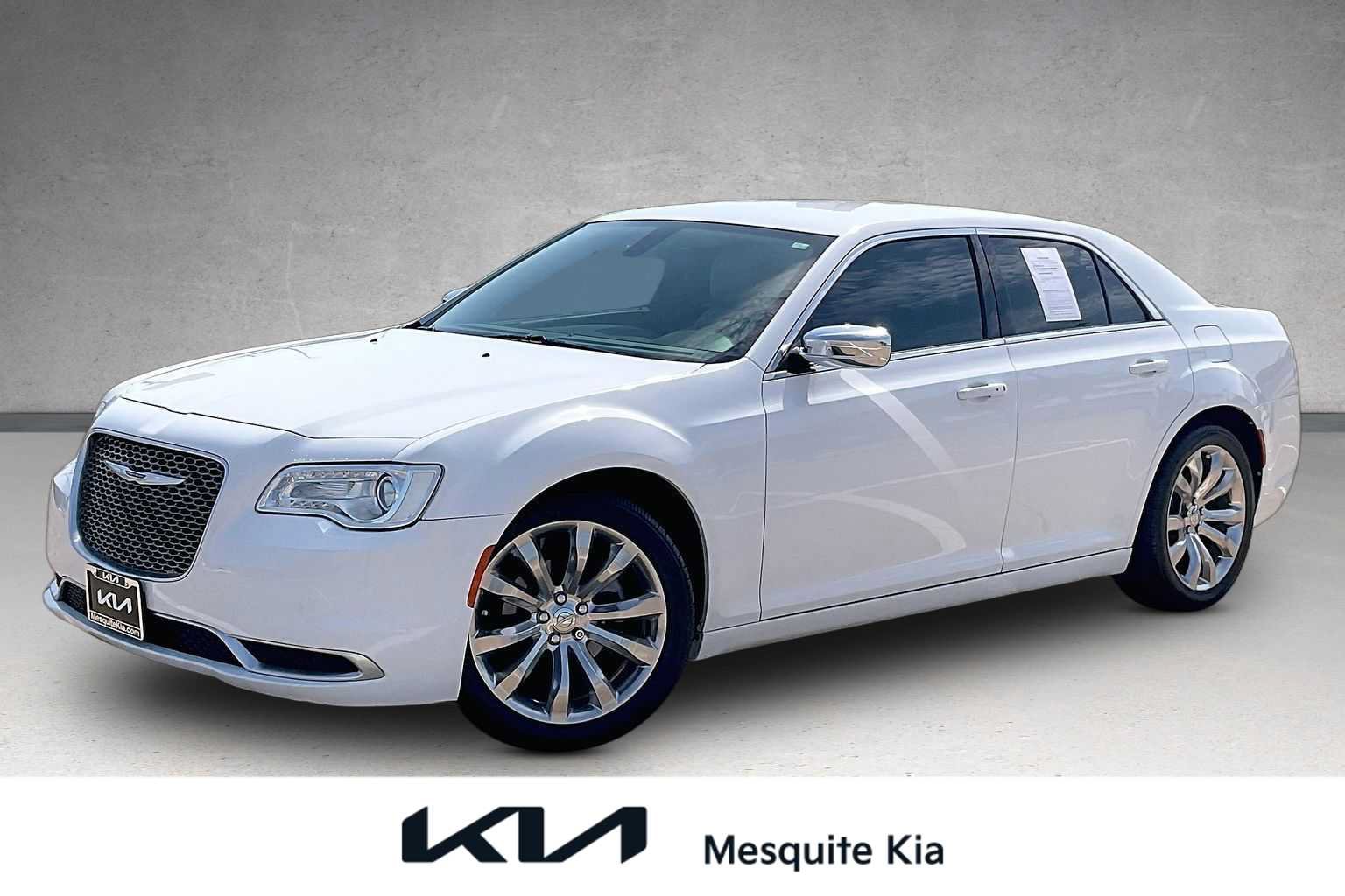 Used 2018 Chrysler 300 Touring w/ Chrome Appearance Package RWD image 1