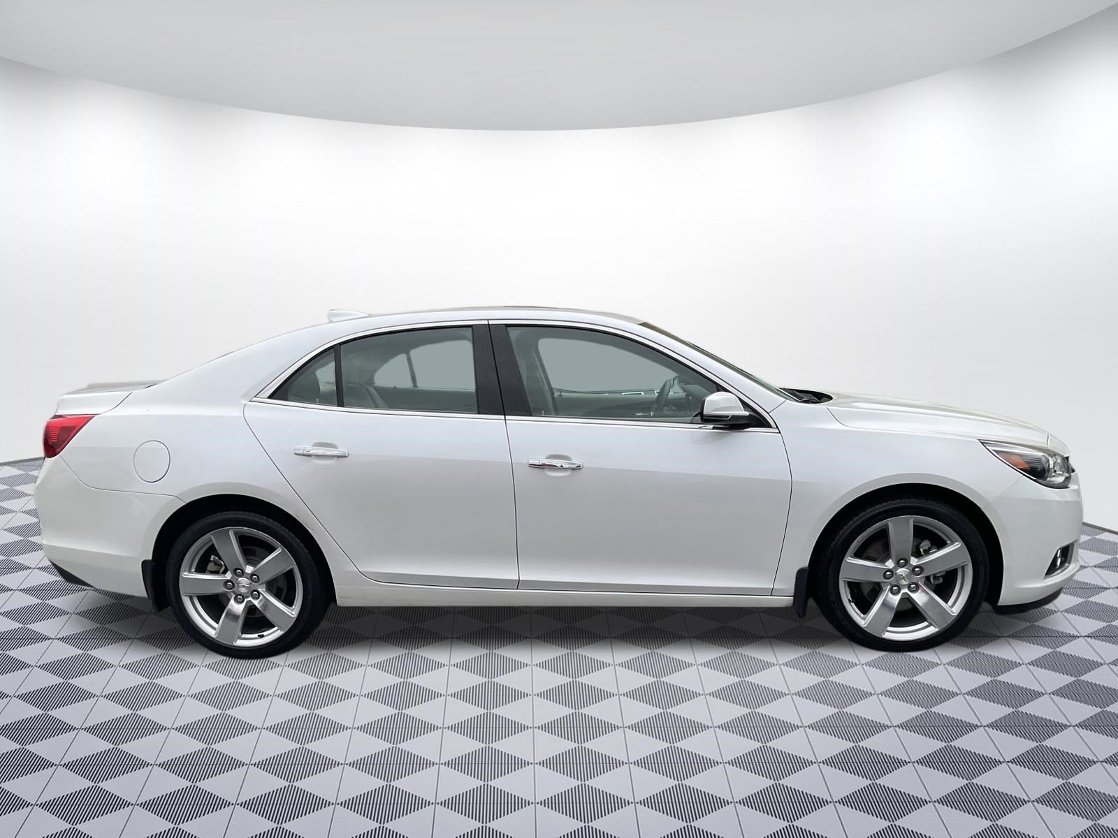 Used 2015 Chevrolet Malibu LTZ FWD image 2