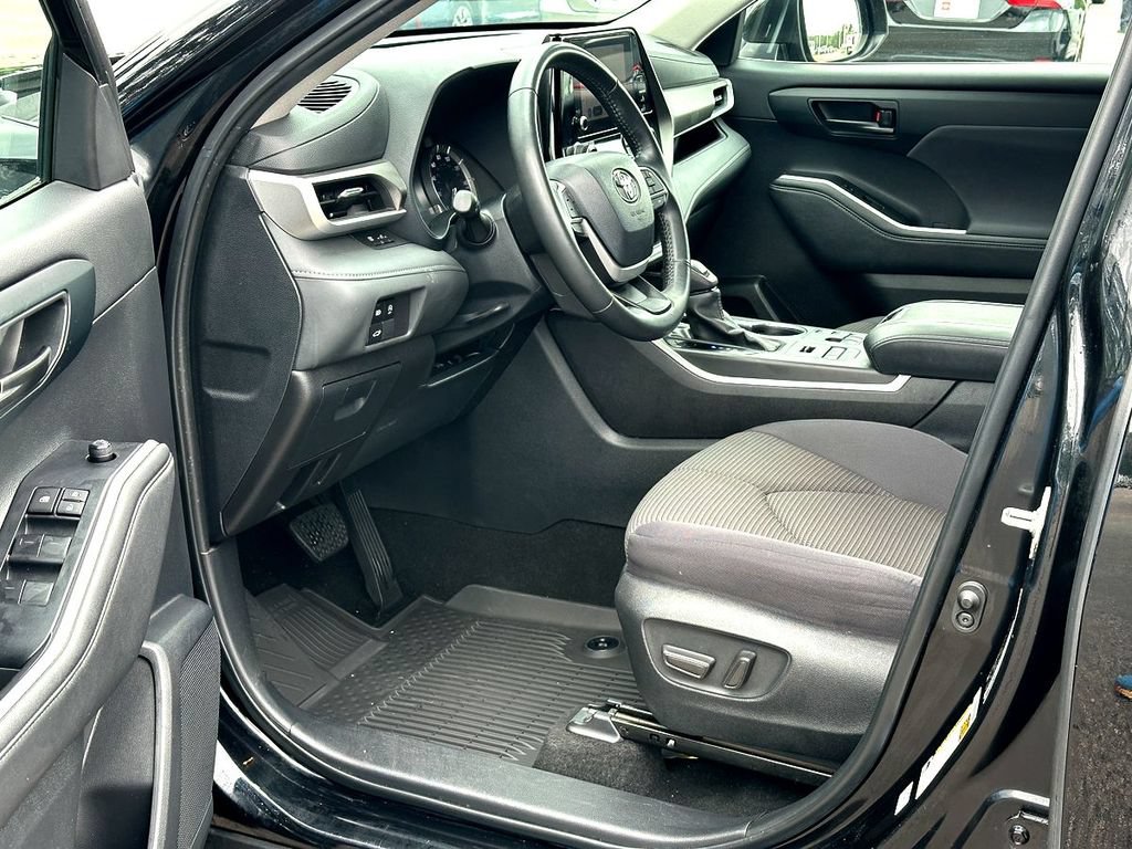 Used 2024 Toyota Highlander LE AWD/4WD image 10