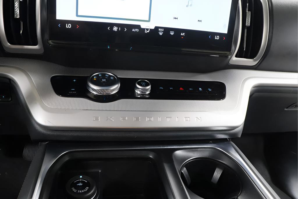 Used 2025 Ford Expedition Active AWD/4WD image 8