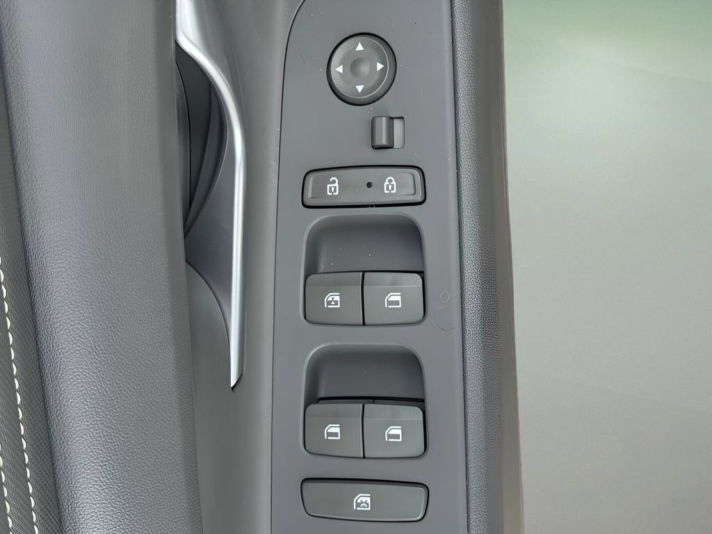 Used 2023 Hyundai Elantra SEL w/ Convenience Package image 18