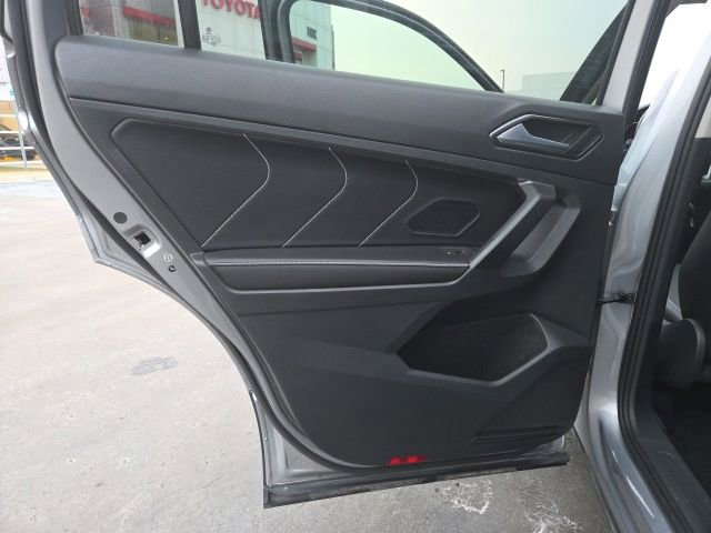 Used 2023 Volkswagen Tiguan SE w/ Panoramic Sunroof Package image 14