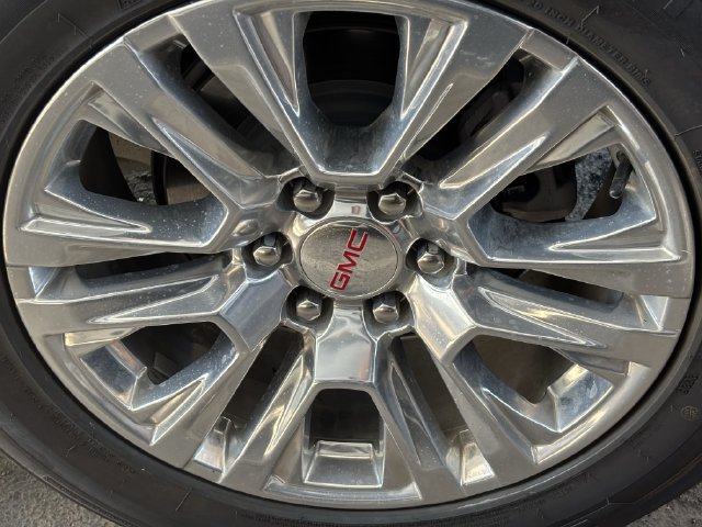 Used 2025 GMC Yukon XL Denali AWD/4WD image 9