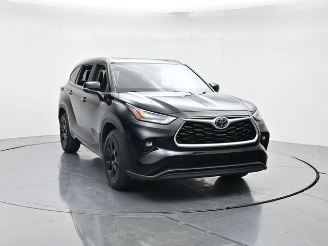 Used 2024 Toyota Highlander XLE FWD image 4