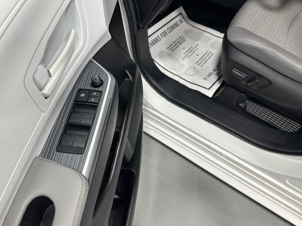 Used 2025 Toyota Sienna LE FWD image 9