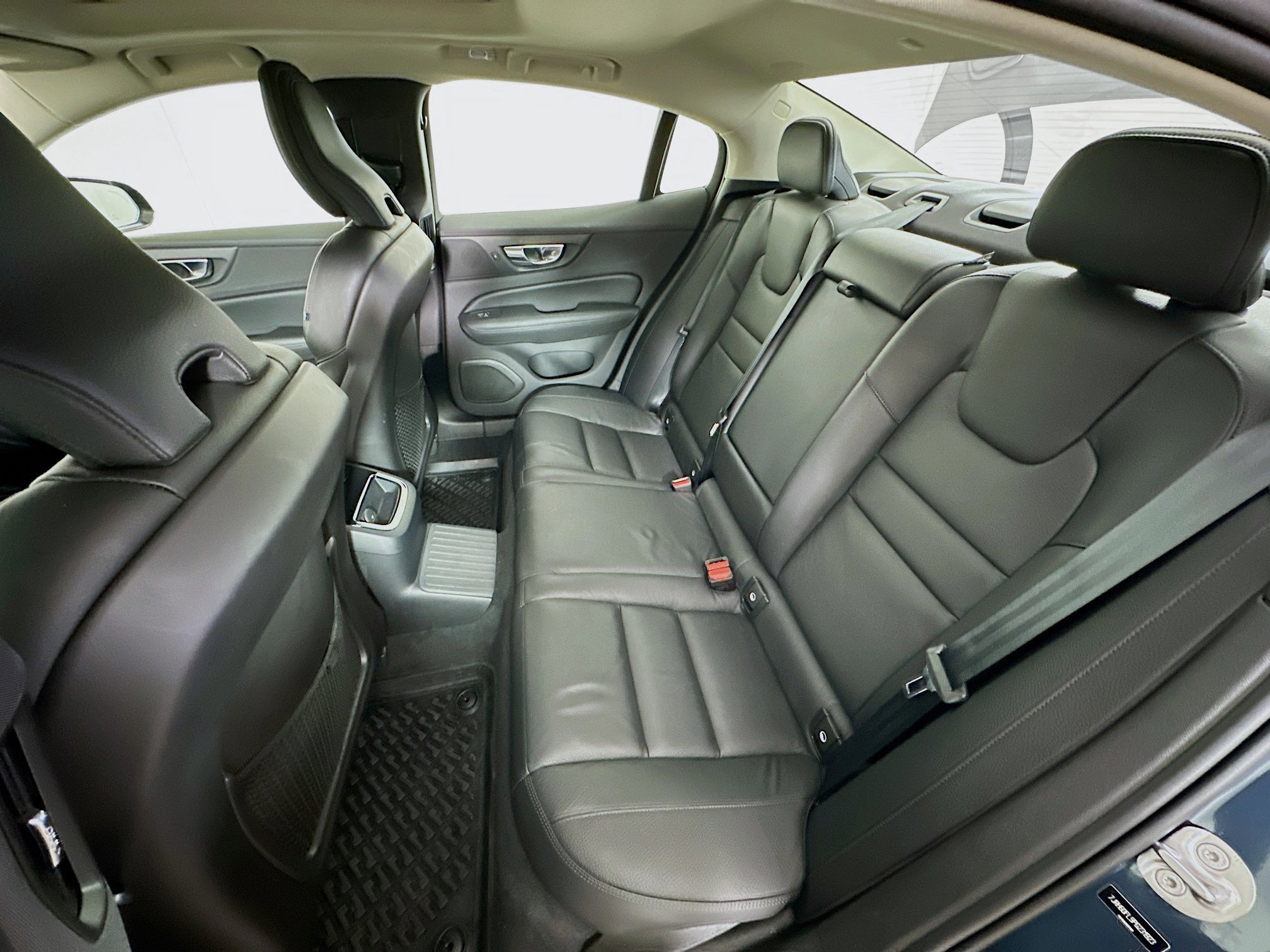 Used 2023 Volvo S60 T8 Plus image 28