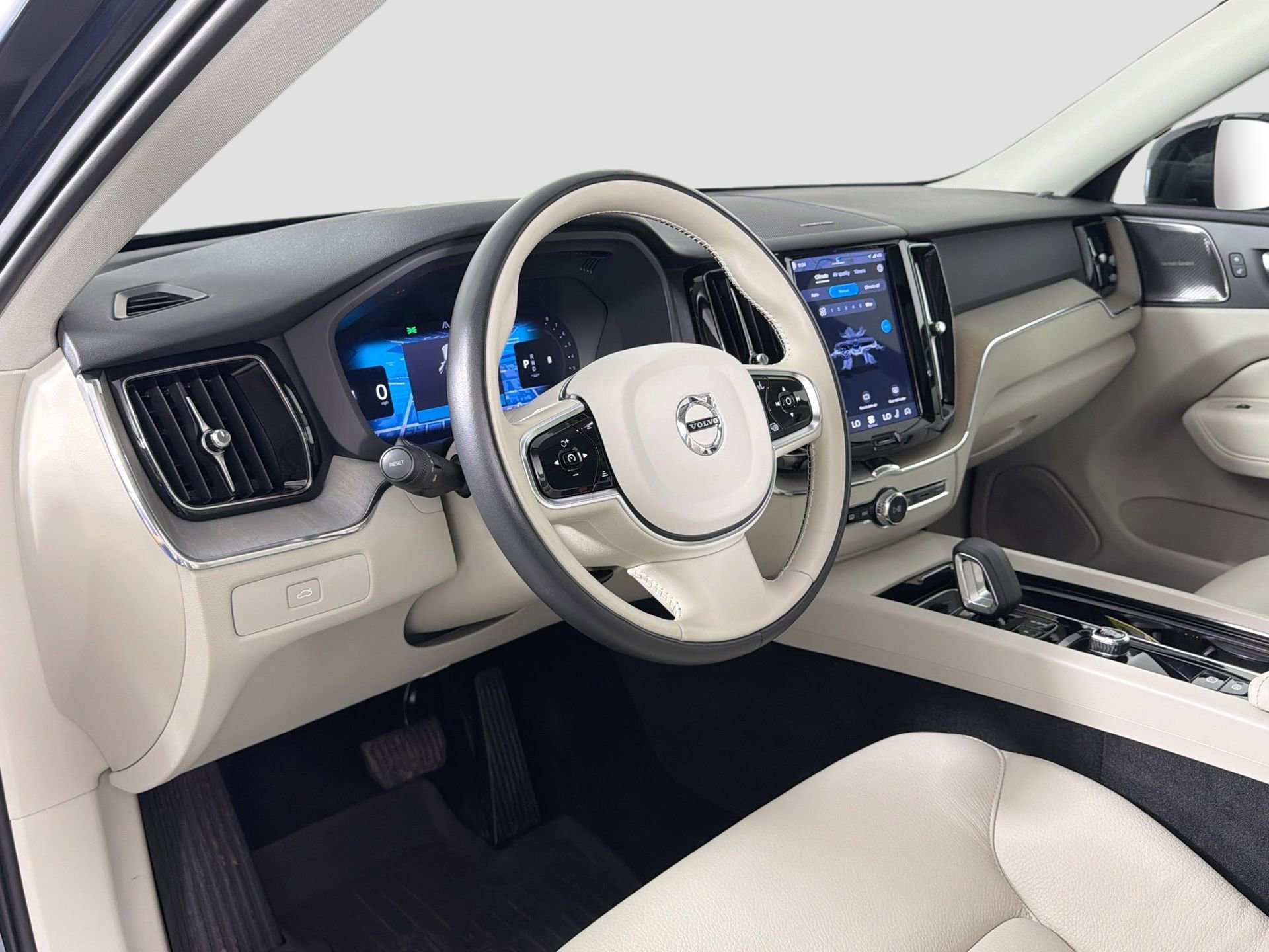Certified 2023 Volvo XC60 B5 Plus w/ Climate Package FWD image 10