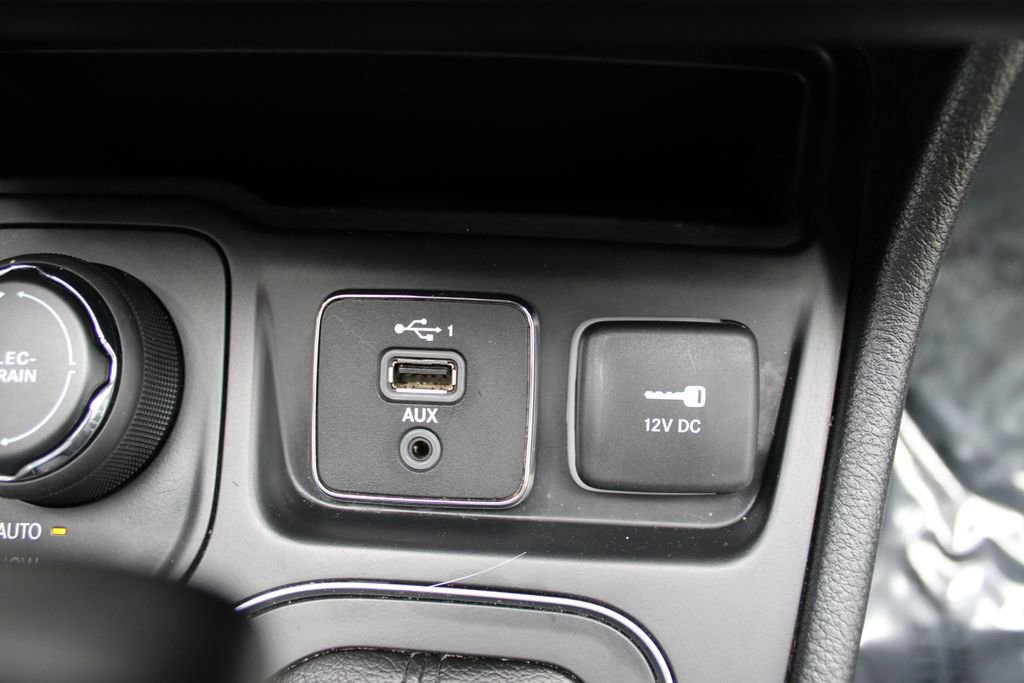 Used 2019 Jeep Cherokee Latitude Plus w/ Comfort/Convenience Group AWD/4WD image 25