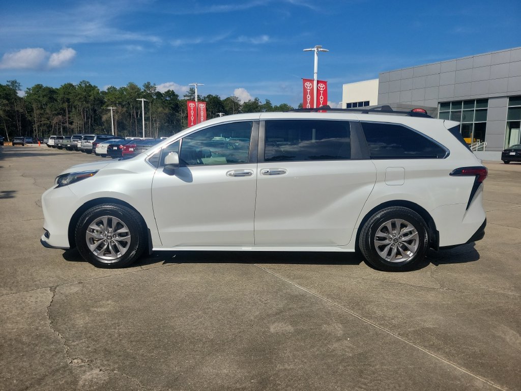 Used 2022 Toyota Sienna XLE FWD image 2