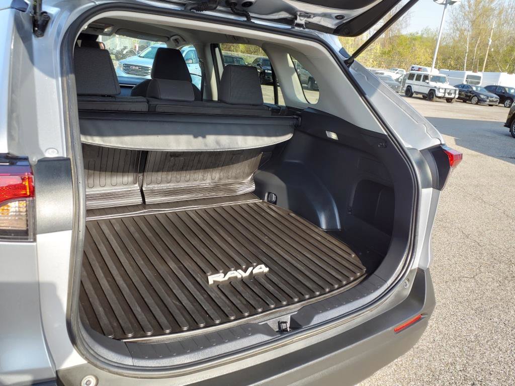 Used 2022 Toyota RAV4 LE image 12
