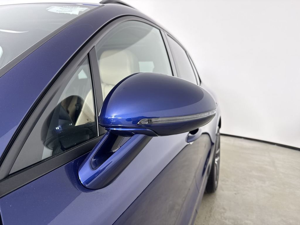 Certified 2025 Porsche Macan image 12