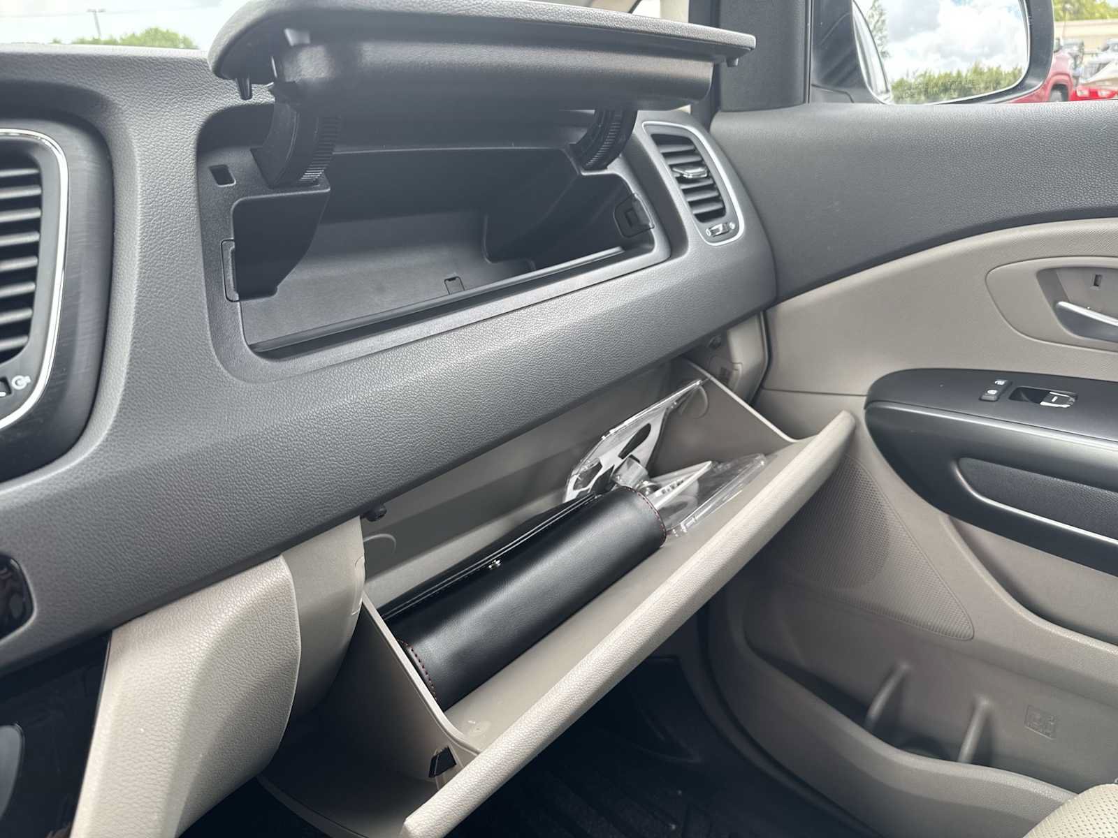 Used 2016 Kia Sedona LX w/ LX Essentials Premium Package FWD image 35