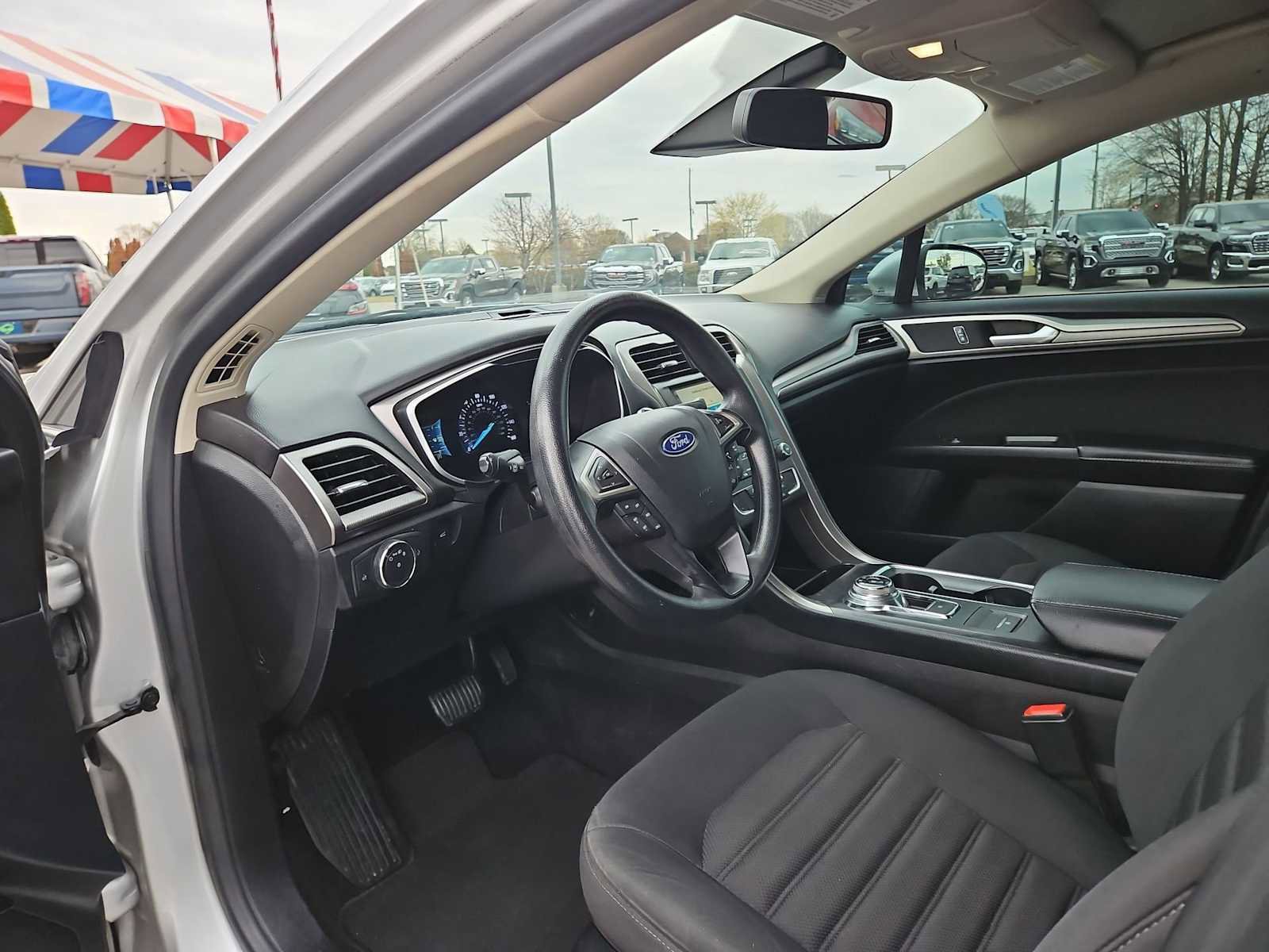 Used 2019 Ford Fusion SE image 10