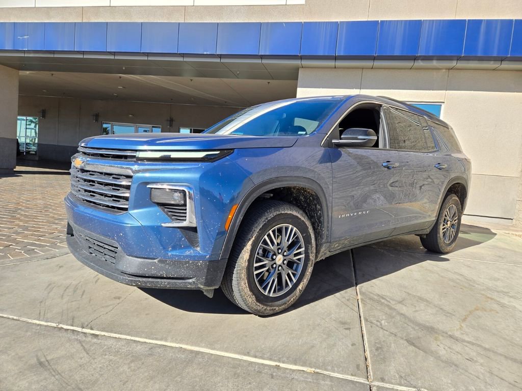 Used 2025 Chevrolet Traverse LT image 2