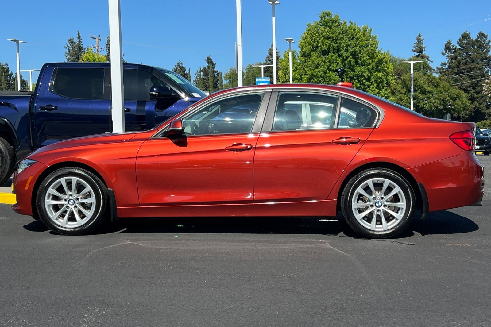 Used 2018 BMW 320i xDrive Sedan AWD/4WD image 2