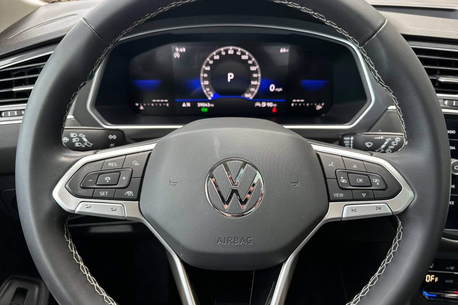 Used 2023 Volkswagen Tiguan SE w/ Panoramic Sunroof Package FWD image 24