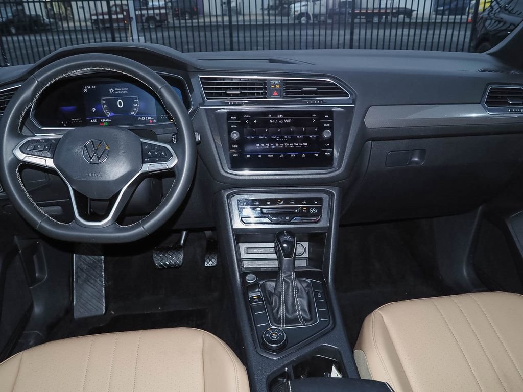 Used 2022 Volkswagen Tiguan SE w/ Panoramic Sunroof Package image 11